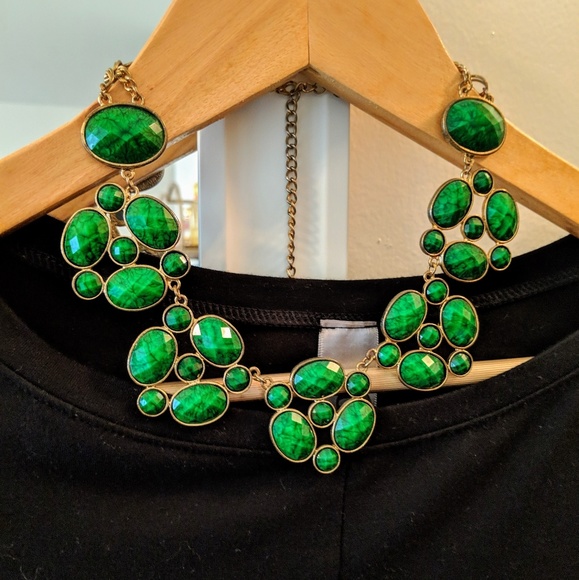 Jewelry - ♥️ 3/$20! Green stone necklace